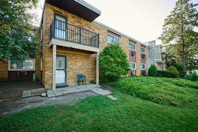 $189,900 | 1320 Lore Lane, Unit 101A, Lombard, IL 60148