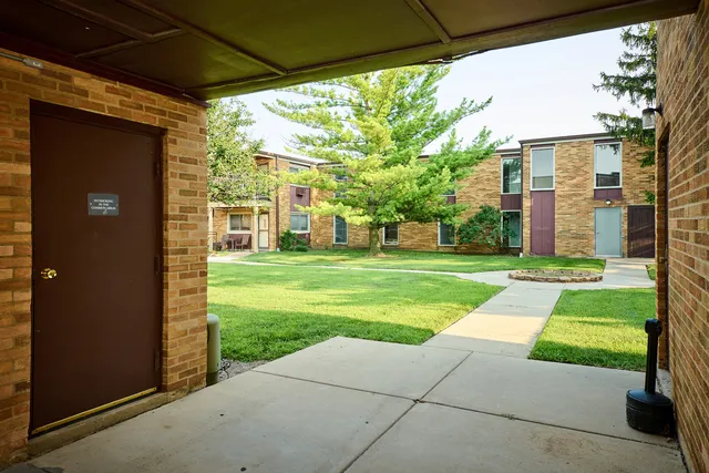 $189,900 | 1320 Lore Lane, Unit 101A, Lombard, IL 60148