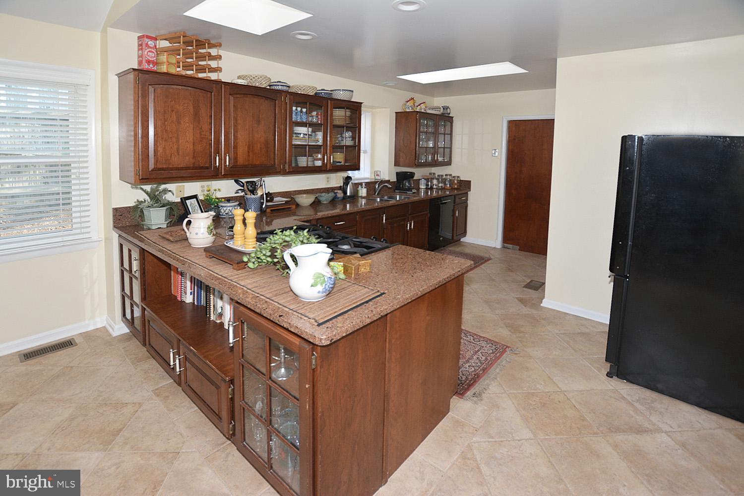 1515 23rd Road South Arlington, VA 22202 - Photo 14 of 34 KITCHEN UPDATED CABINETRY & SILSTONE TOPS