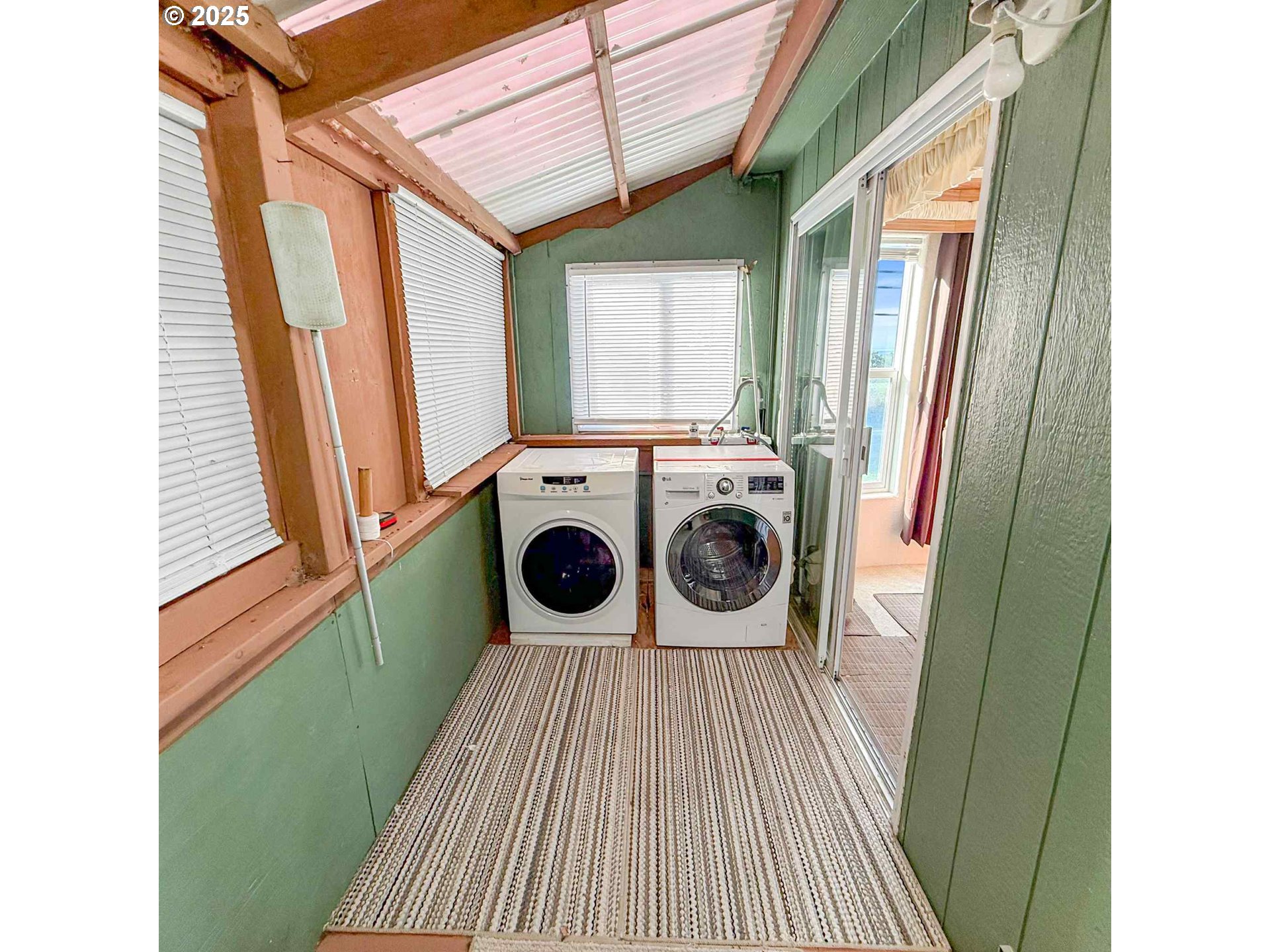15061 Highway 101, Unit 4 Brookings, OR 97415 - Photo 17 of 19 a view of a kitchen with a washer and dryer