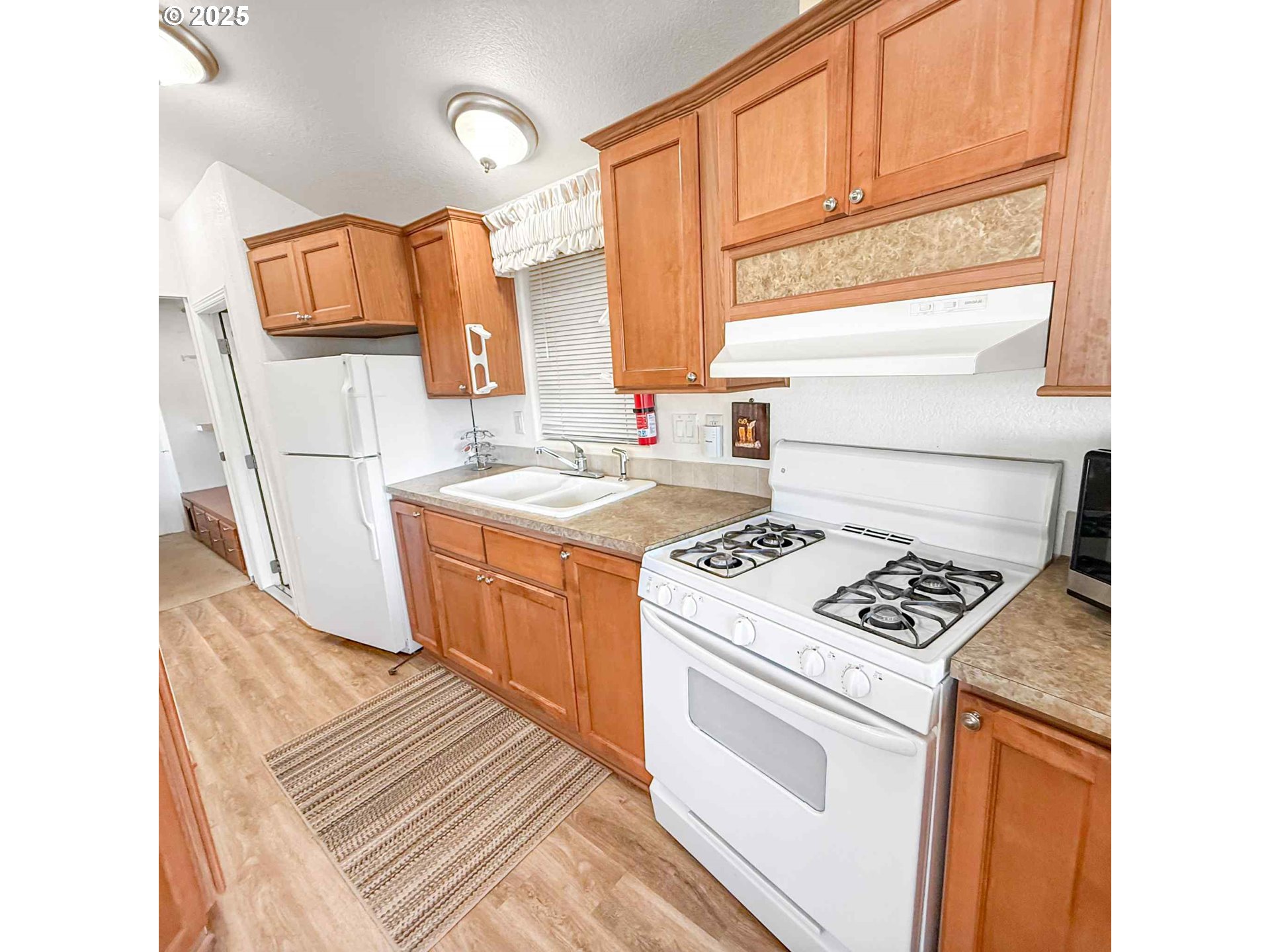 15061 Highway 101, Unit 4 Brookings, OR 97415 - Photo 10 of 19 a kitchen with a stove and a microwave