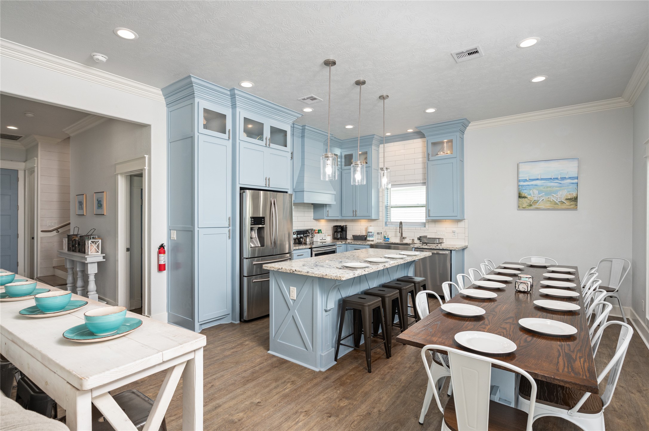 997 South Redfish Crystal Beach, TX 77650 - Photo 11 of 45 a kitchen that has a table and chairs in it