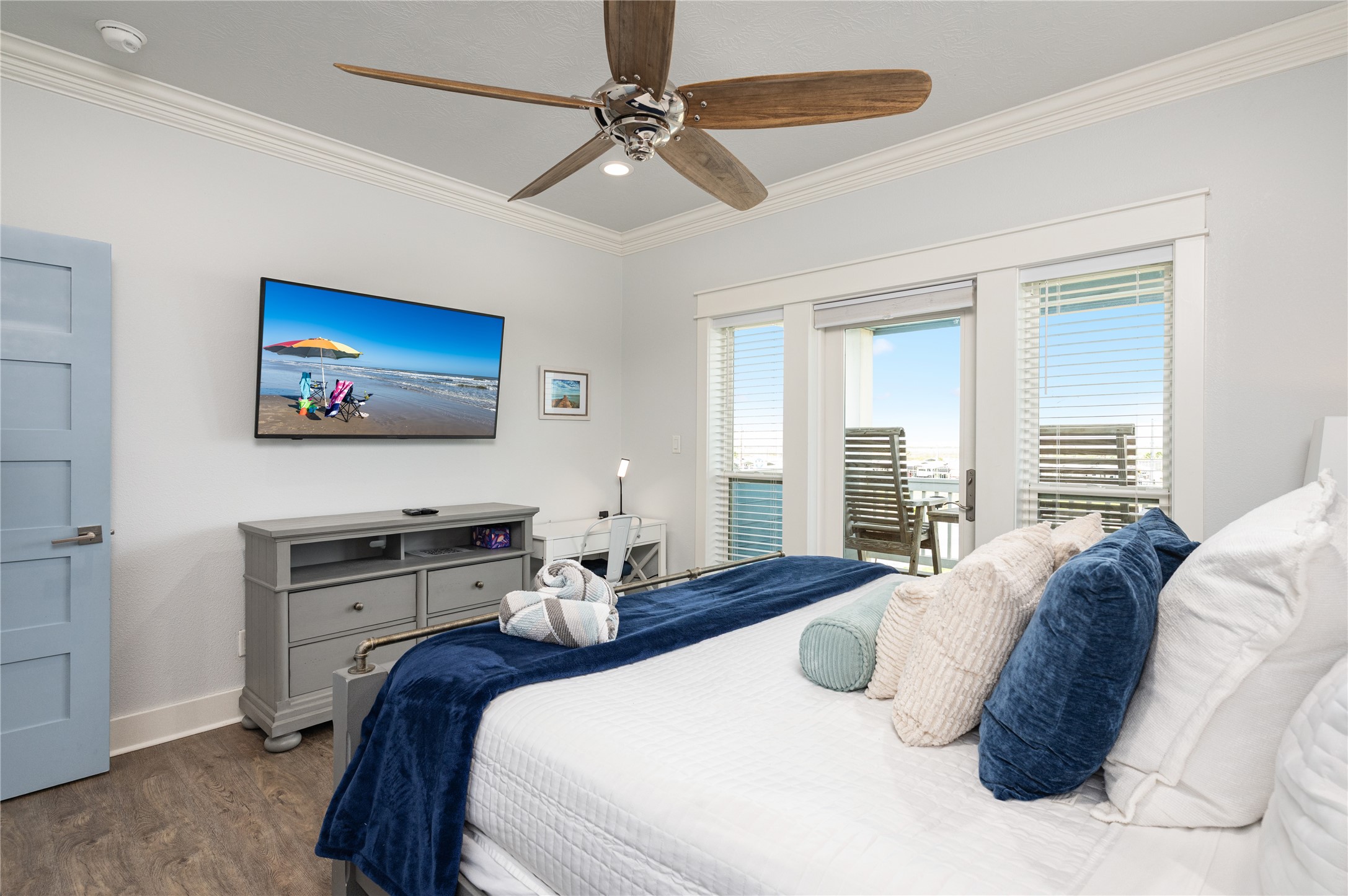 997 South Redfish Crystal Beach, TX 77650 - Photo 28 of 45 a bedroom with a bed and a flat screen tv