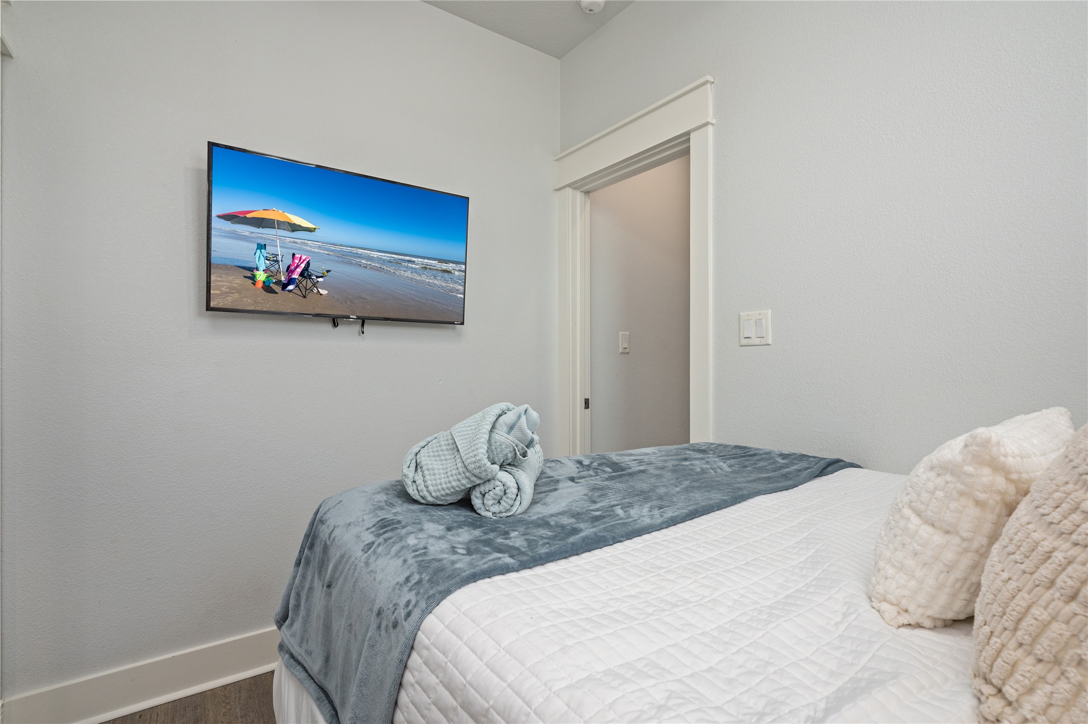 997 South Redfish Crystal Beach, TX 77650 - Photo 33 of 45 a bedroom with a bed and a wall painting