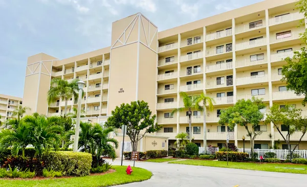 $3,900 | 14476 Amberly Lane, Unit 208, Delray Beach, FL 33446