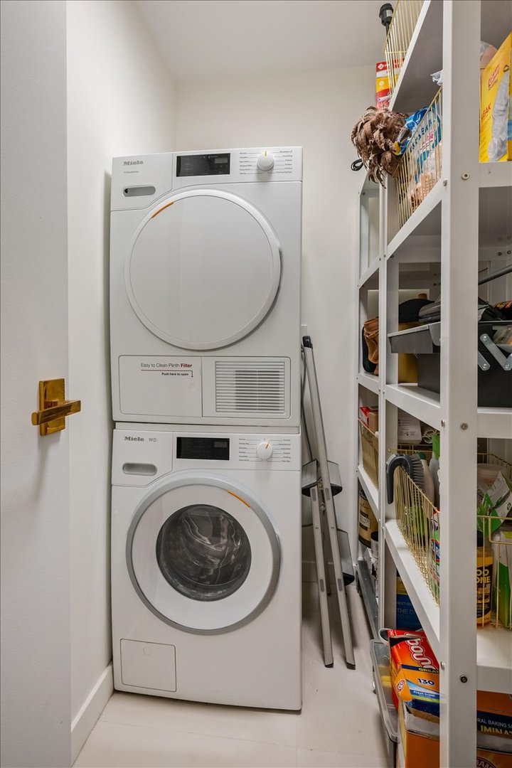 360 East Randolph Street, Unit 1002 Chicago, IL 60601 - Photo 22 of 27 a utility room with dryer and washer