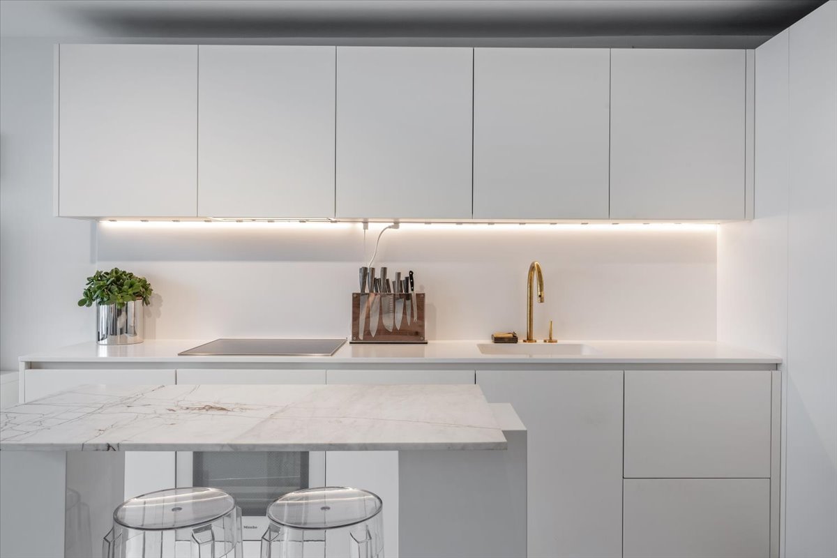 360 East Randolph Street, Unit 1002 Chicago, IL 60601 - Photo 7 of 27 a kitchen with a sink and cabinets