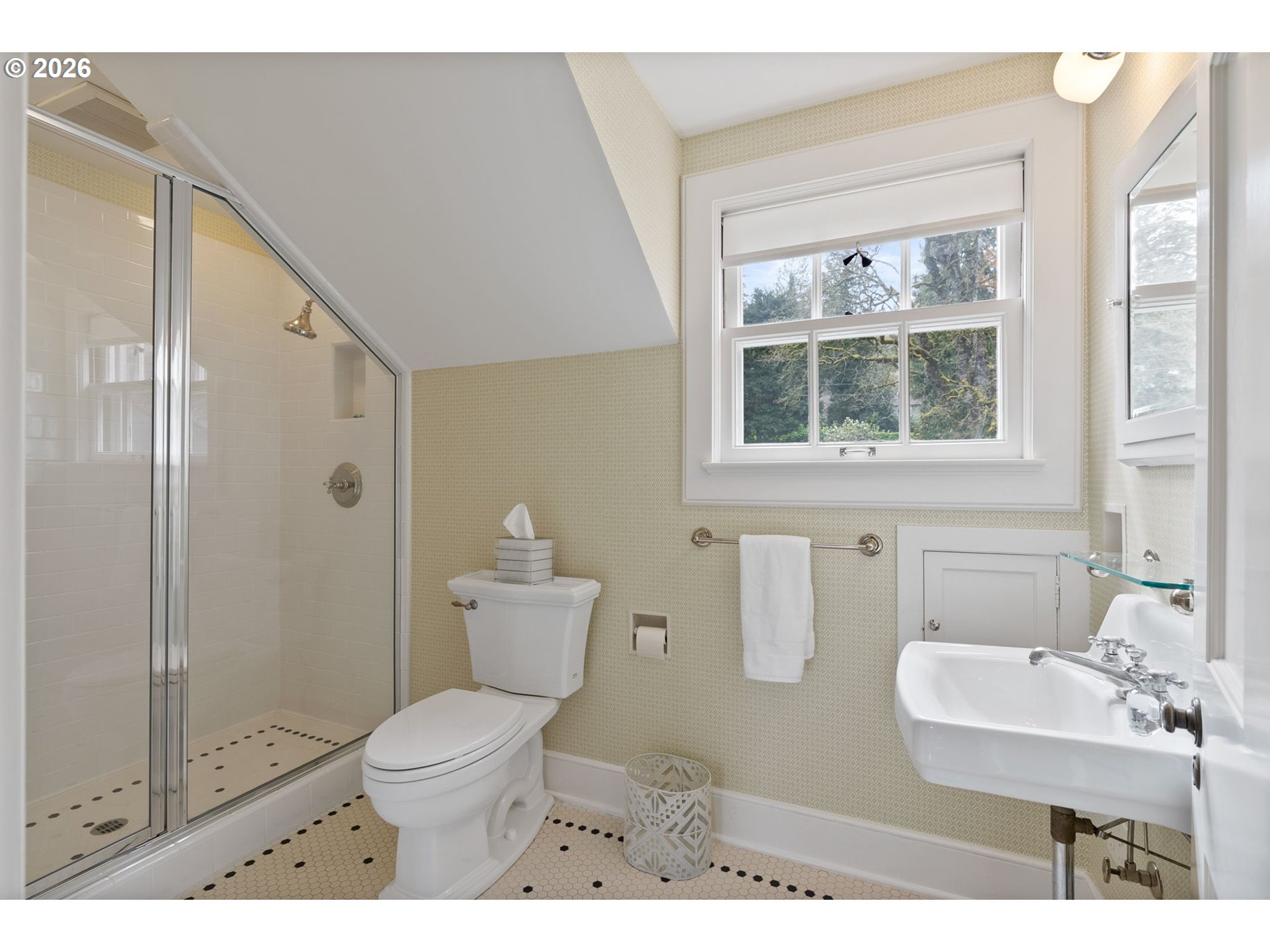 2393 South Military Road Portland, OR 97219 - Photo 28 of 48 a bathroom with a toilet sink and shower