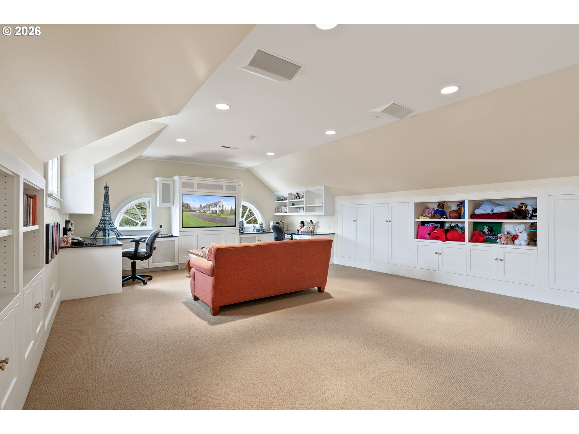 2393 South Military Road Portland, OR 97219 - Photo 31 of 48 a living room with furniture