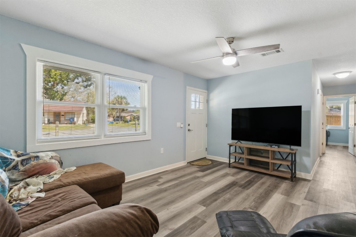 914 Jasmine Street Fernandina Beach, FL 32034 - Photo 6 of 19 a living room with furniture and a flat screen tv