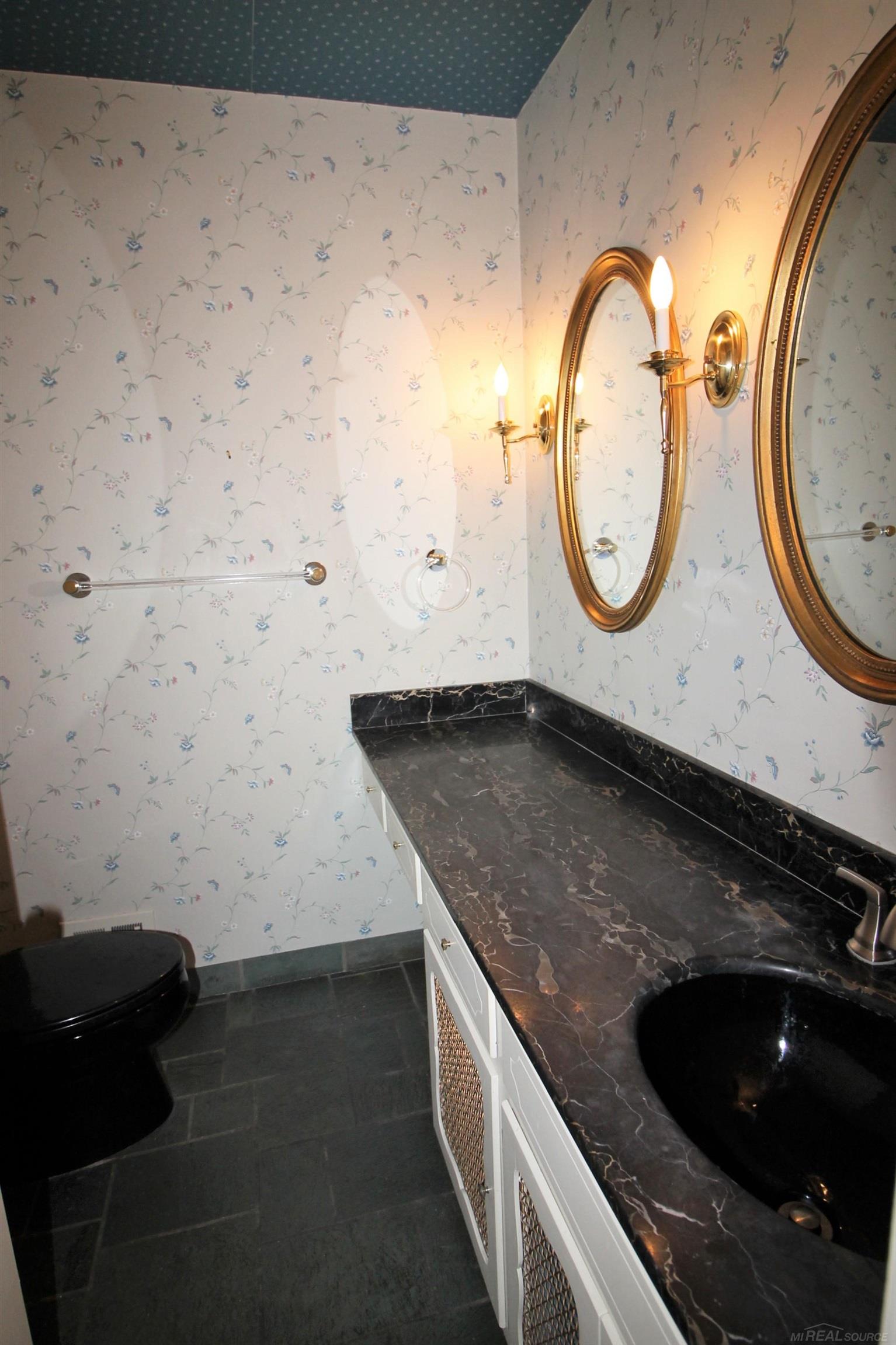1341 Devonshire Road Grosse Pointe, MI 48230 - Photo 18 of 68 50094711-17.JPG