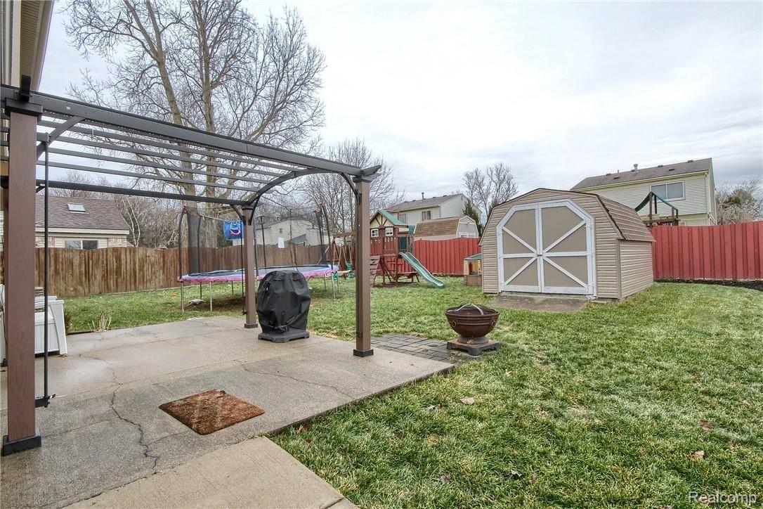 24683 Pheasant Run Road Flat Rock, MI 48134 - Photo 29 of 30 29-Backyard.jpg