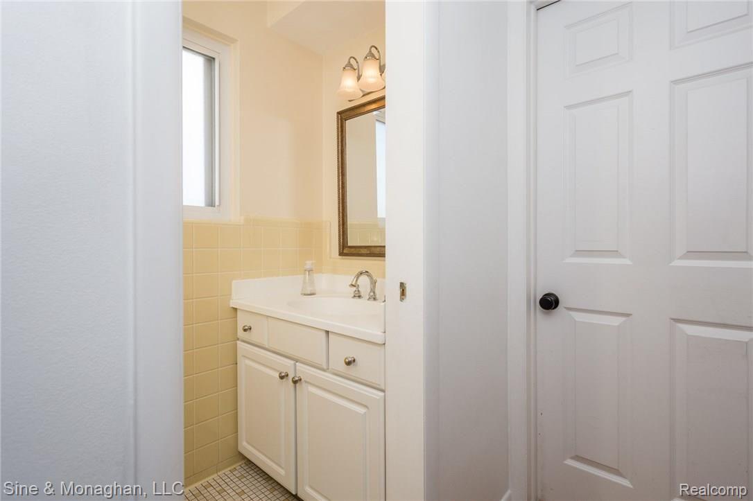 20 North Duval Road Grosse Pointe, MI 48236 - Photo 37 of 49 20 N Duval small031.jpg