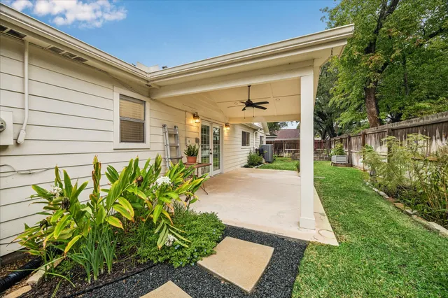 a view of a house with backyard and sitting area