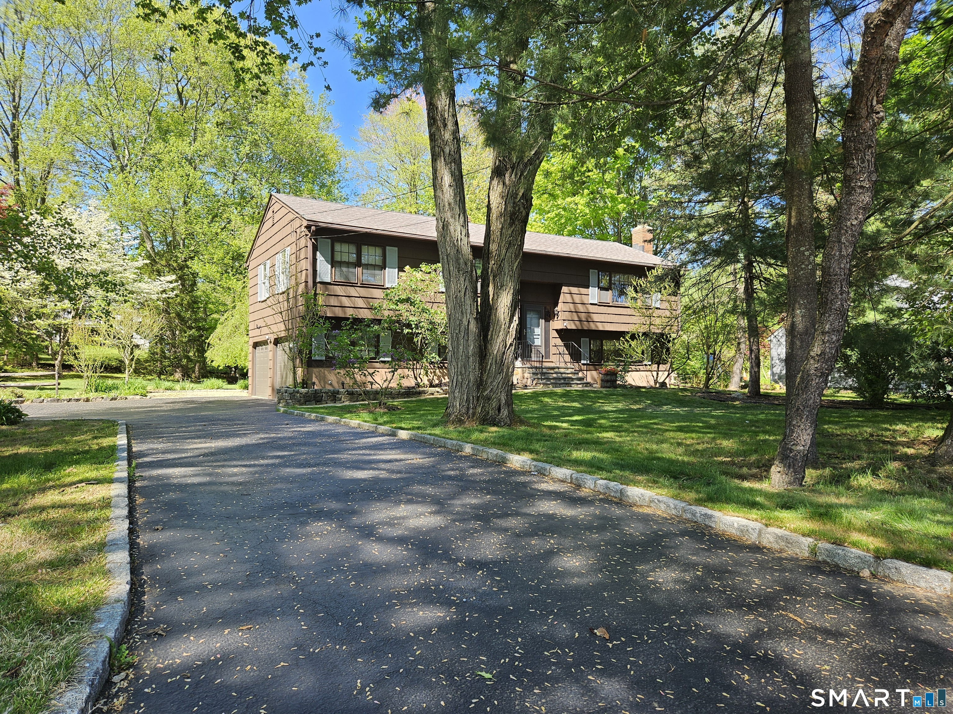 2010 Old Town Road Trumbull, CT 06611 - Photo 3 of 6