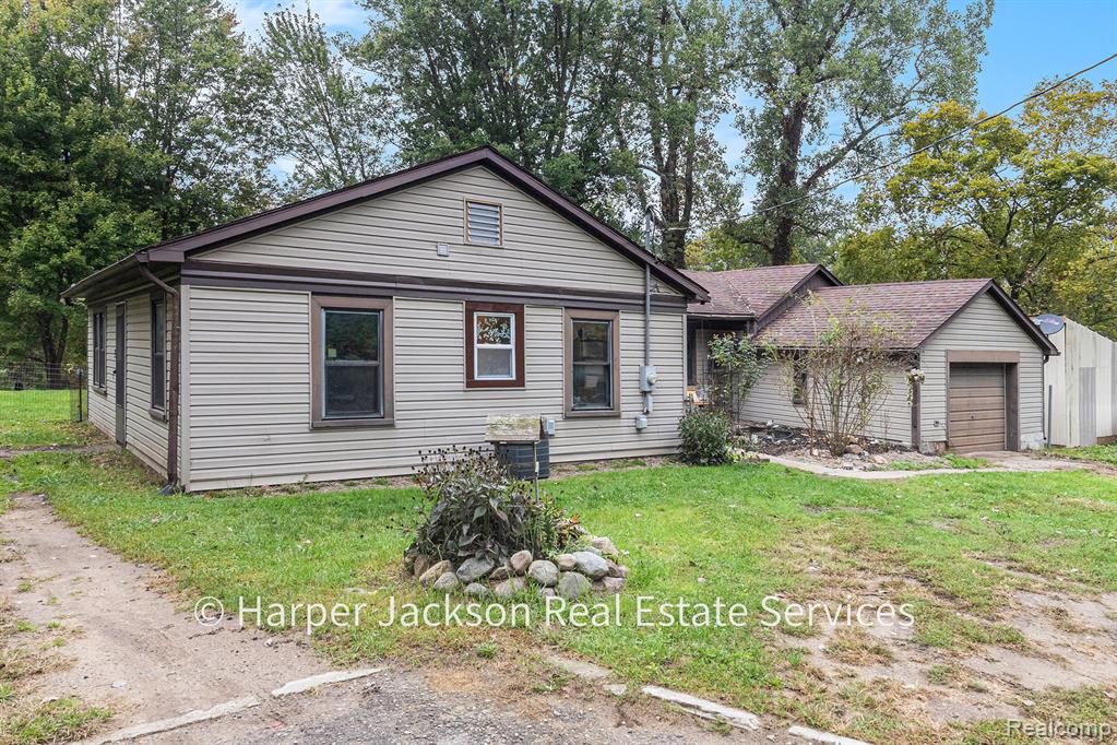5621 Beard Road Byron, MI 48418 - Photo 3 of 34