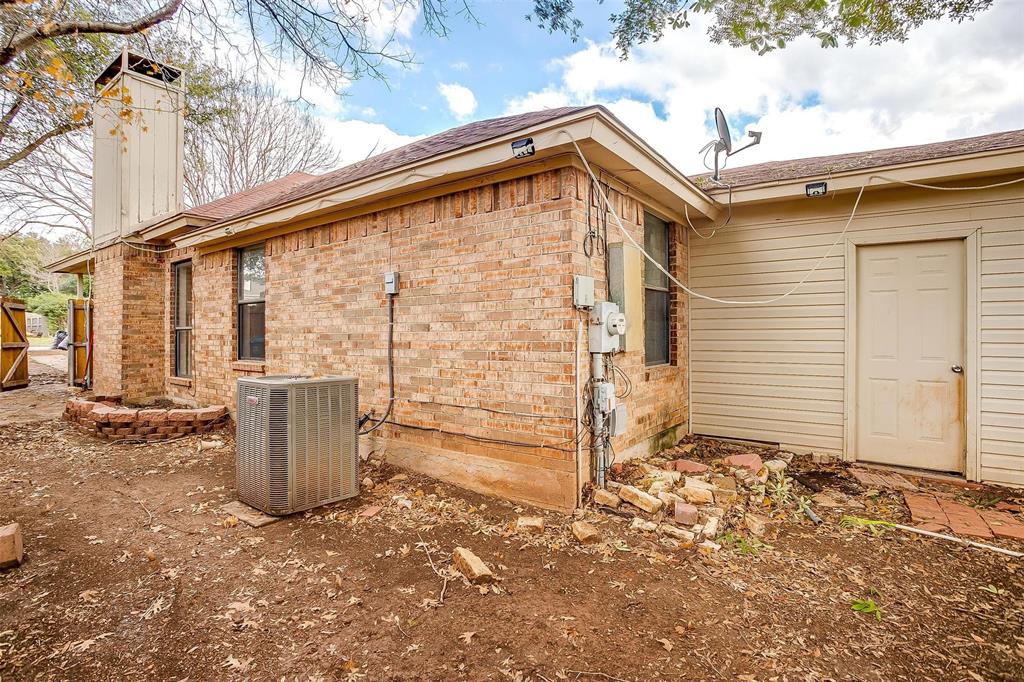 10311 Lone Pine Lane Fort Worth, TX 76108 - Photo 13 of 13 a backyard of a house