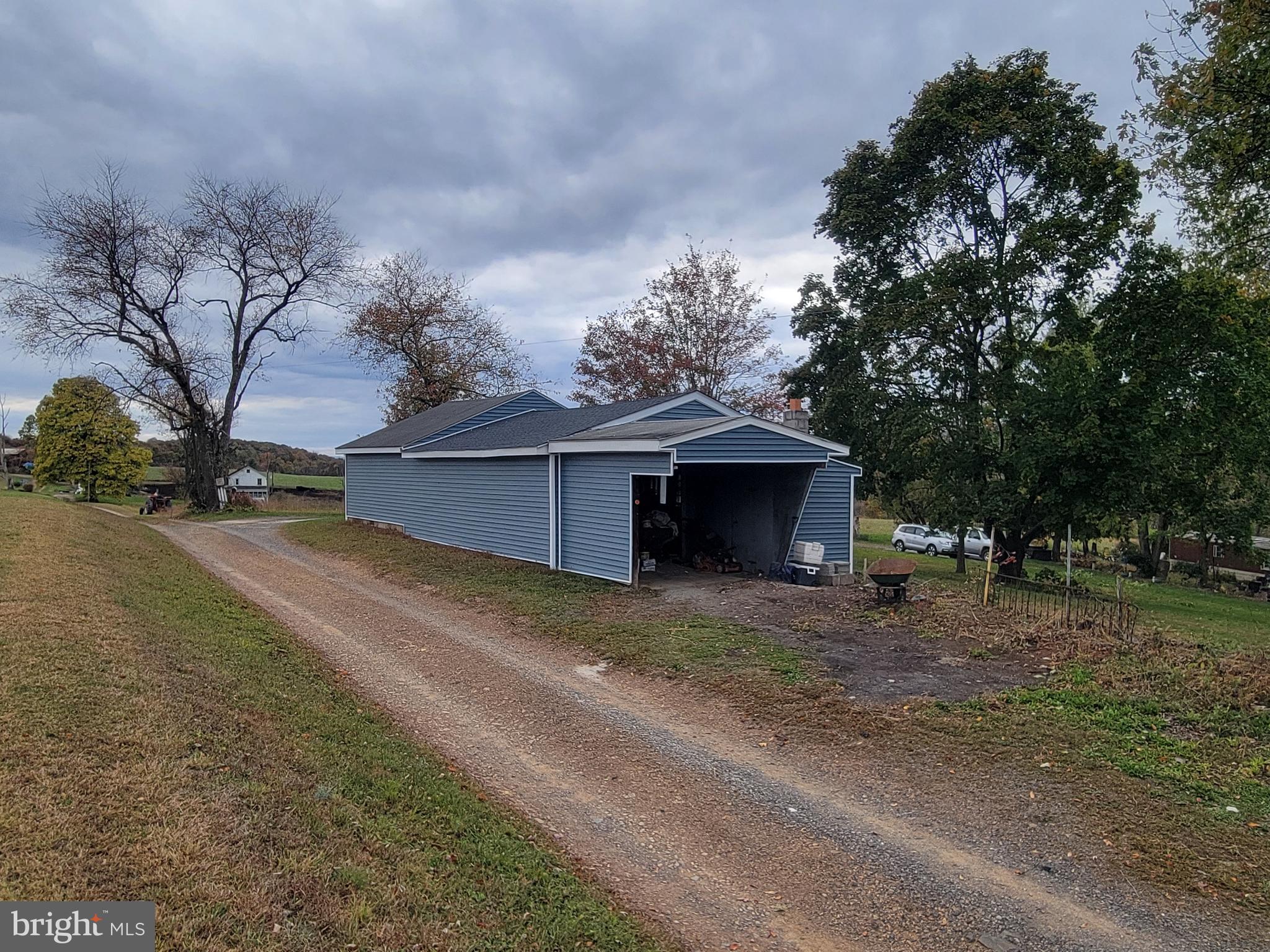 40 Smith Road Newport, PA 17074 - Photo 5 of 27 Large garage with new siding and roof.