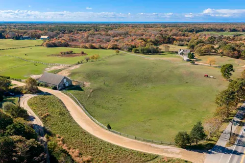 $2,000,000 | 5 Louis Field Road, Edgartown, MA 02539