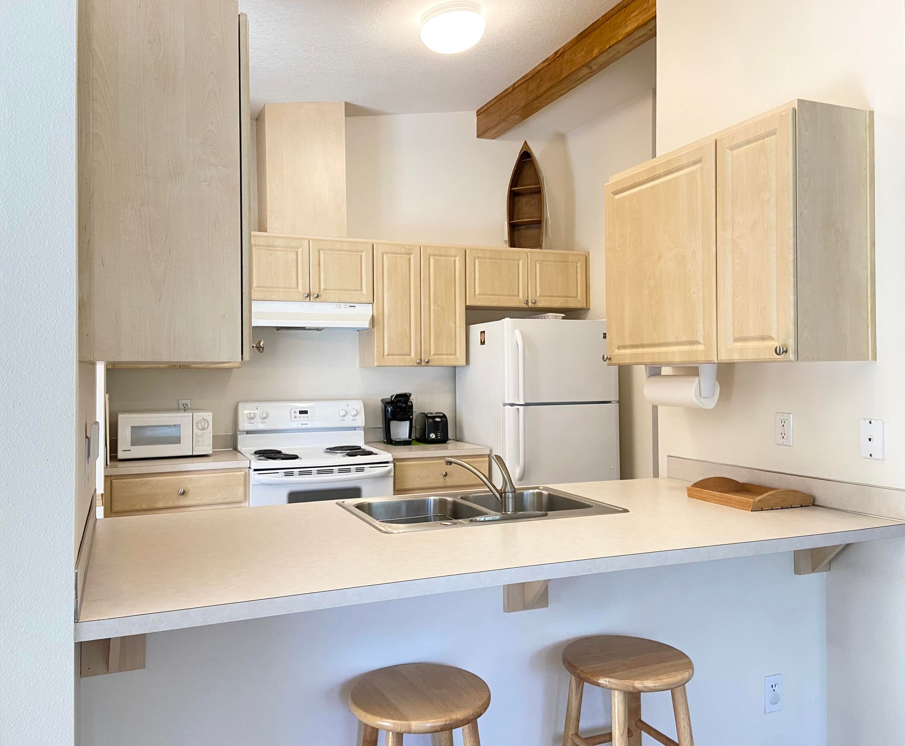 17205 Kingsburg Road Bend, OR 97707 - Photo 9 of 14 Kitchen