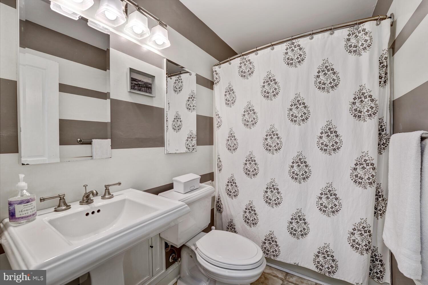 528 Richards Road Kennett Square, PA 19348 - Photo 17 of 34 First Floor Full Bath