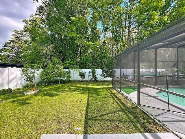 a view of a backyard