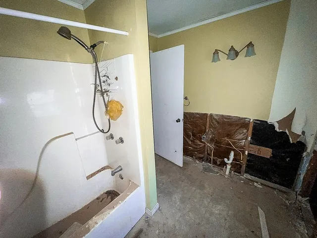 a view of a livingroom with furniture and a ceiling fan