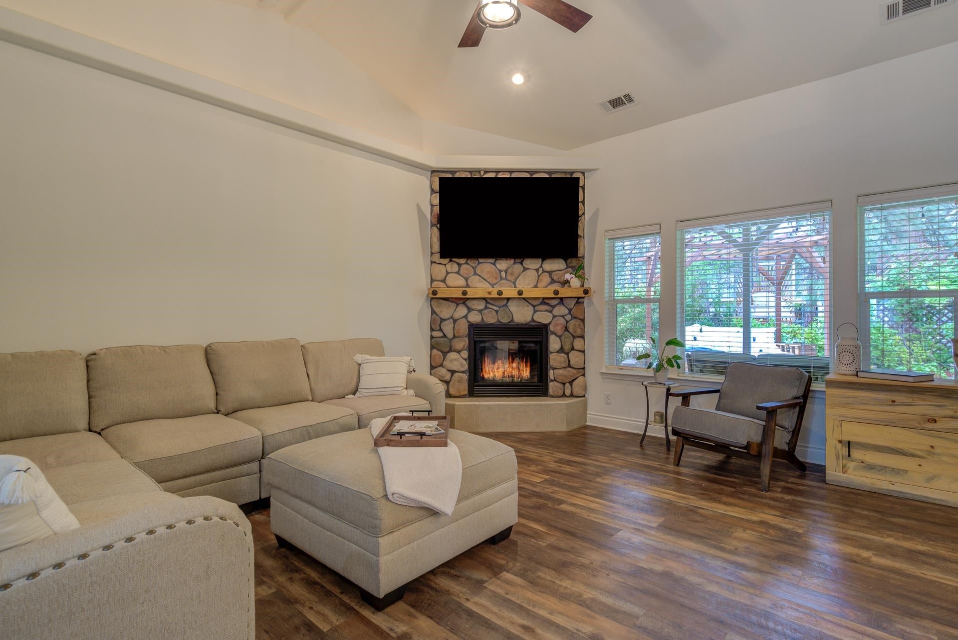 17501 Grizzly Den Road Weed, CA 96094 - Photo 4 of 50 Gallery Image 4