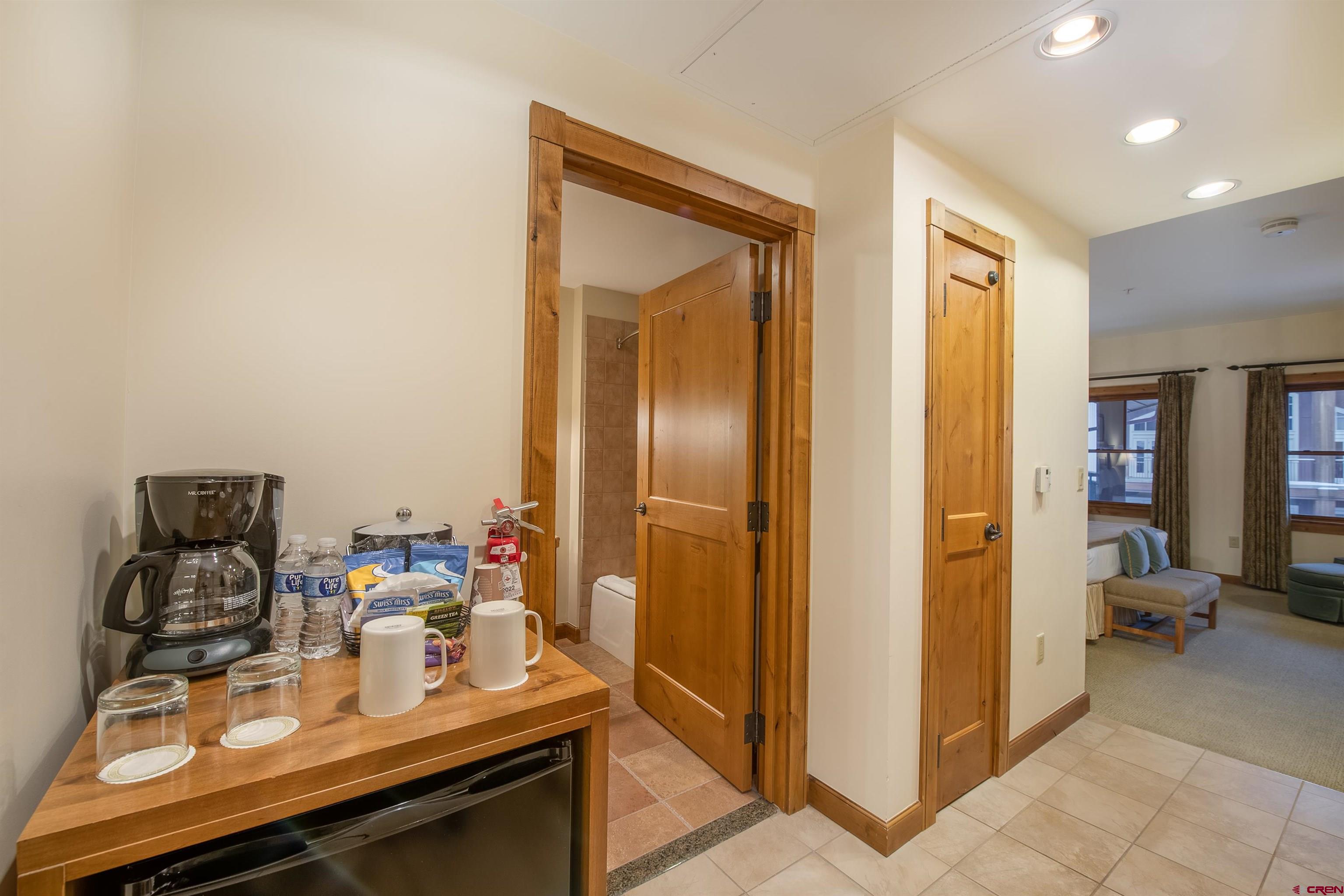 620 Gothic Road, Unit 504 Crested Butte, CO 81225 - Photo 11 of 33 a view of a hallway with workspace and a mirror