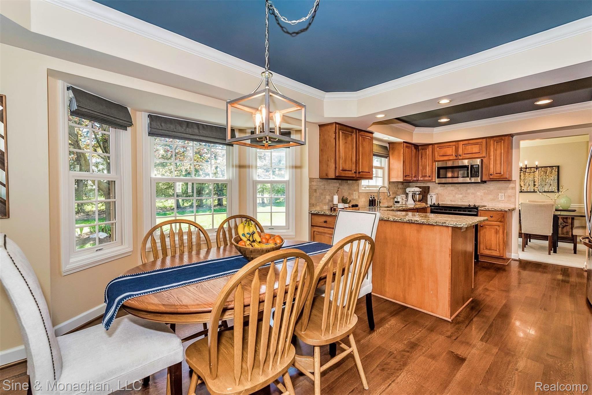 531 Shellbourne Drive Rochester, MI 48309 - Photo 19 of 51 Dining area with bayed window, roman shades