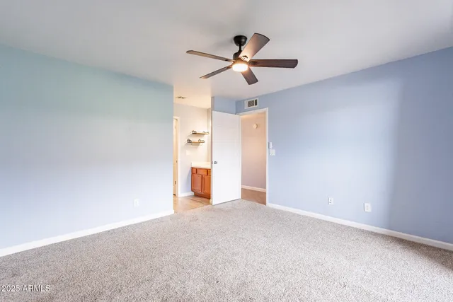 a view of empty room with a ceiling fan