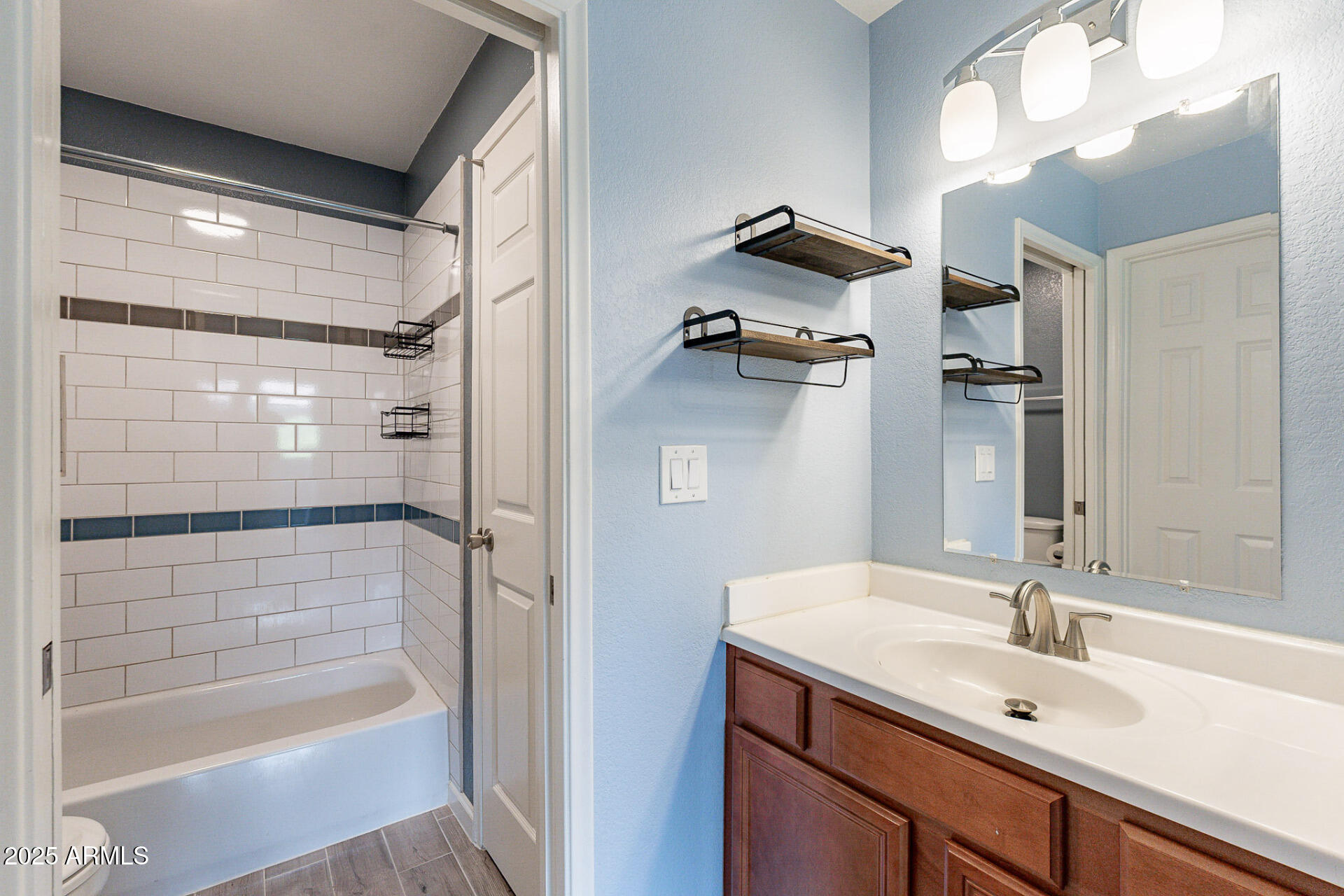 1402 East Guadalupe Road, Unit 207 Tempe, AZ 85283 - Photo 20 of 33 a bathroom with a bathtub and a sink