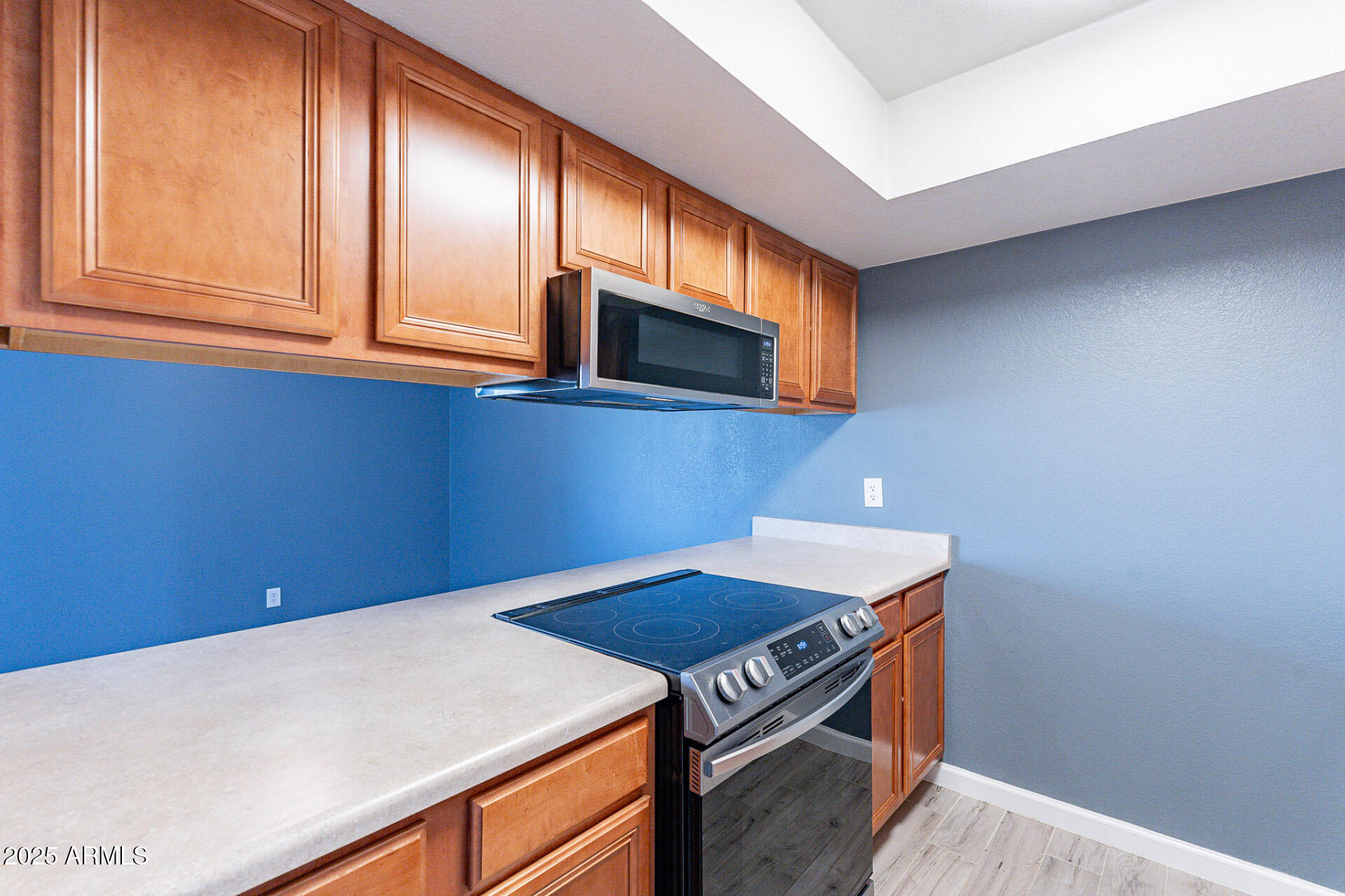 1402 East Guadalupe Road, Unit 207 Tempe, AZ 85283 - Photo 4 of 33 a kitchen with a stove and a microwave