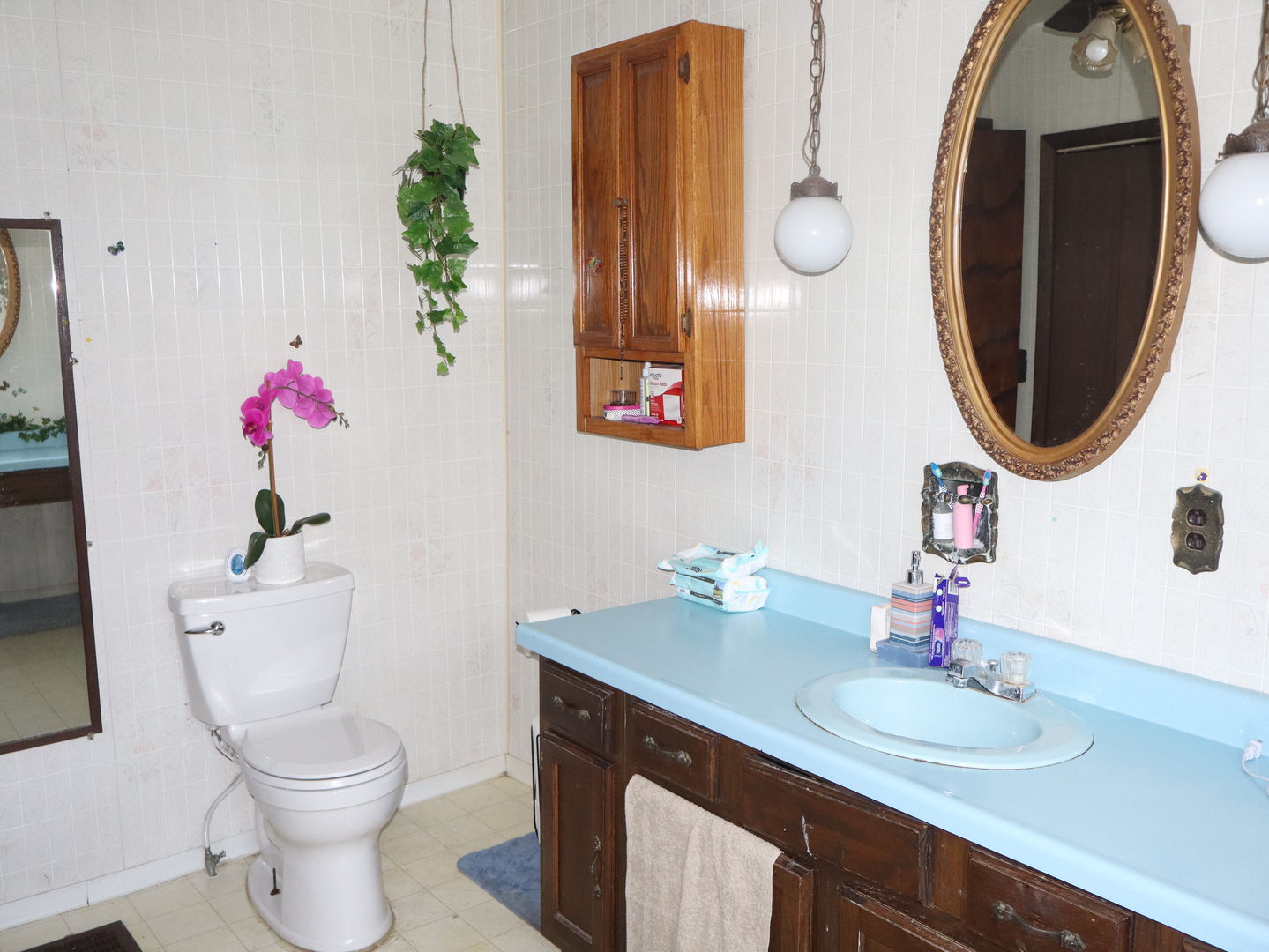 509 West Grant Street Streator, IL 61364 - Photo 13 of 24 a bathroom with a toilet a sink and mirror