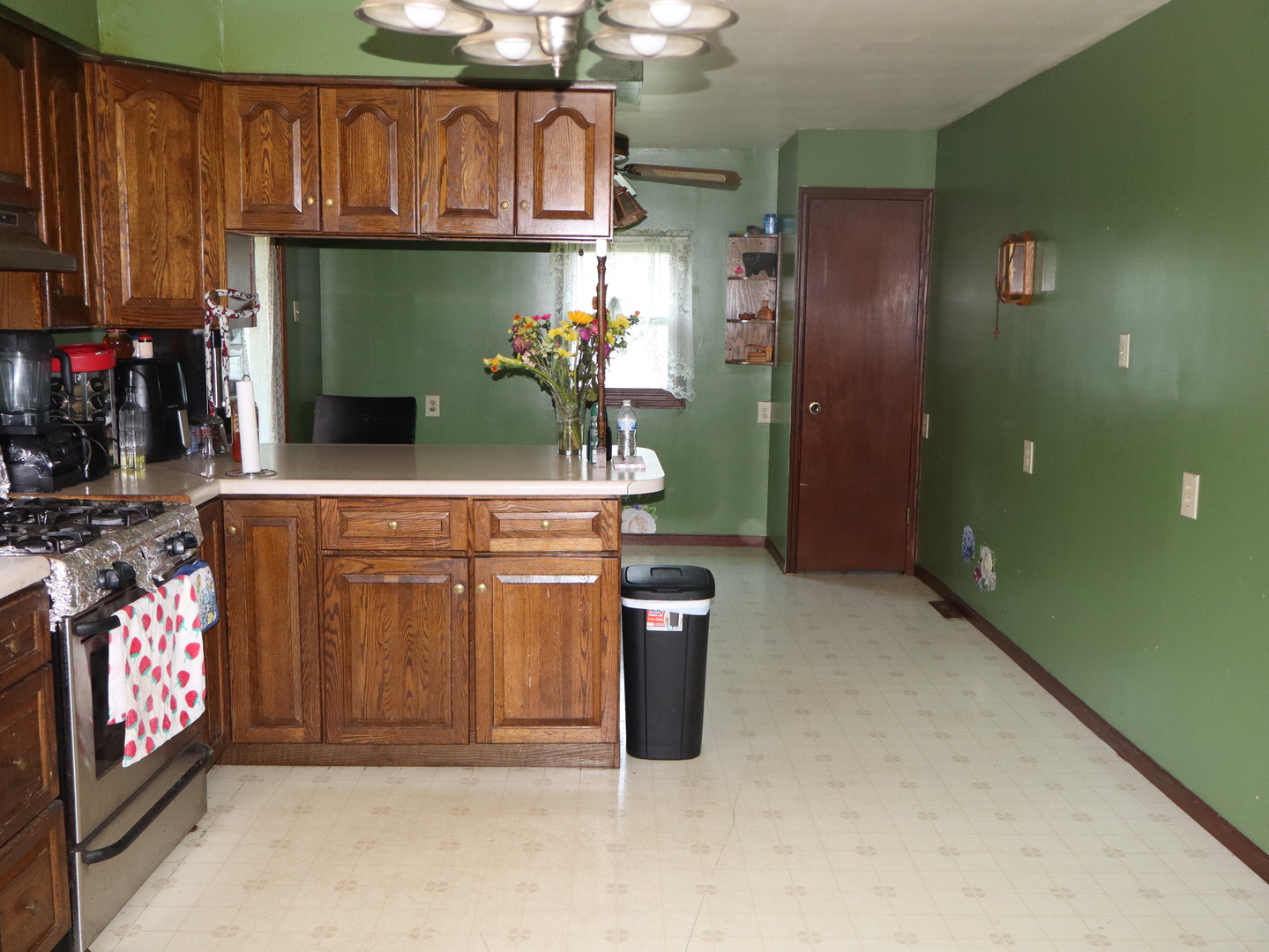 509 West Grant Street Streator, IL 61364 - Photo 15 of 24 a living room with furniture