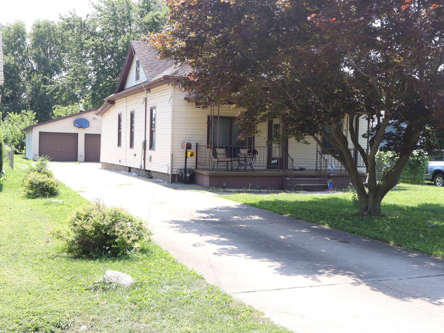 509 West Grant Street Streator, IL 61364 - Photo 2 of 24 a view of a yard with a house and a large tree