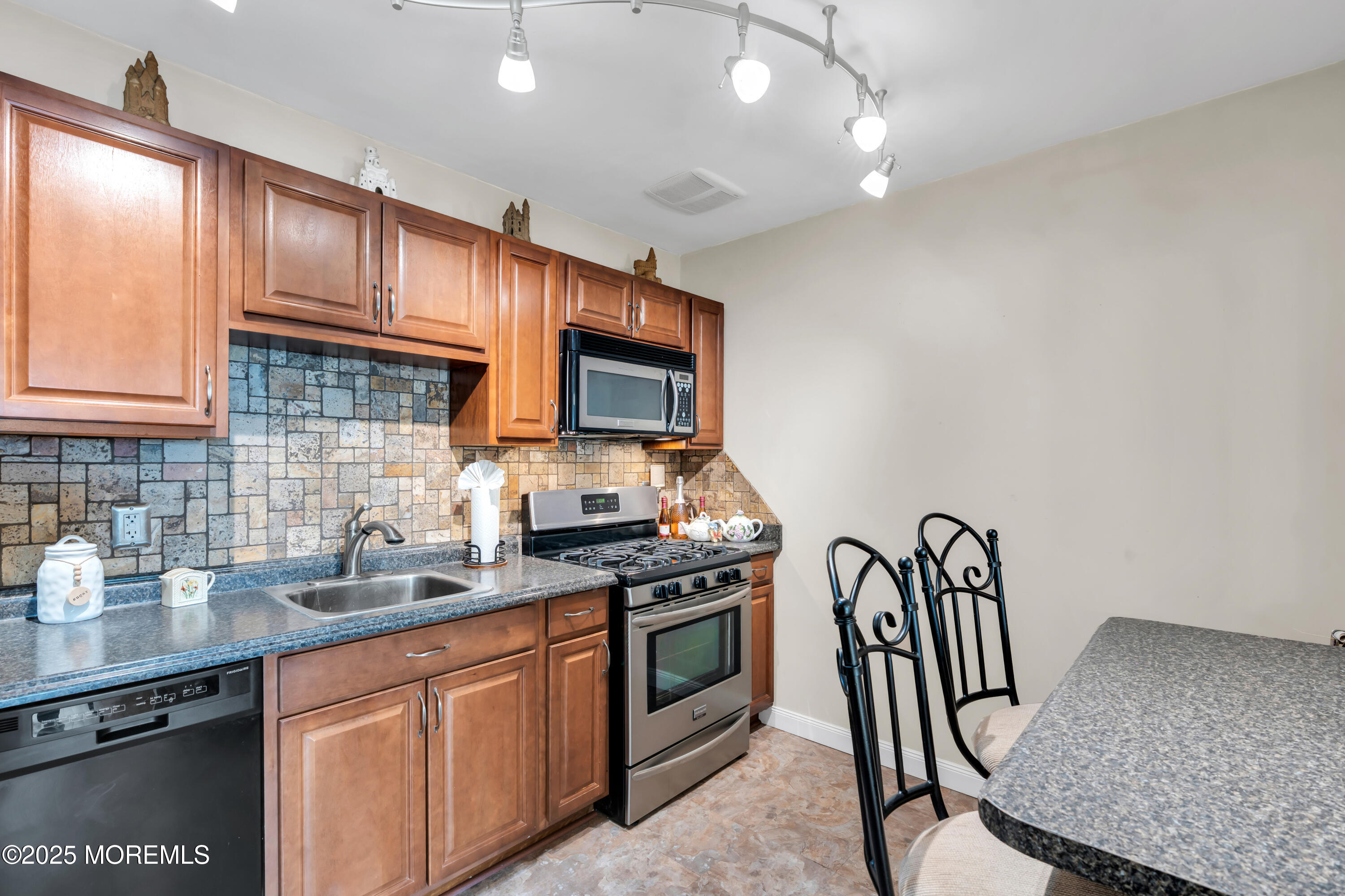 27 Cardinal Street, Unit B Manchester Township, NJ 08759 - Photo 10 of 18 019_dsc00607_128