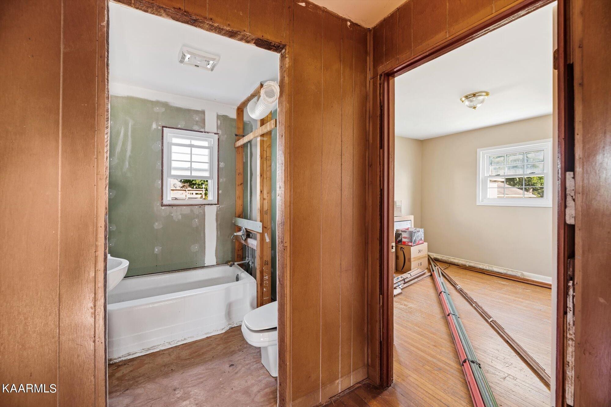 1211 Spring Street Philadelphia, TN 37846 - Photo 20 of 25 a bathroom with a bathtub and a toilet