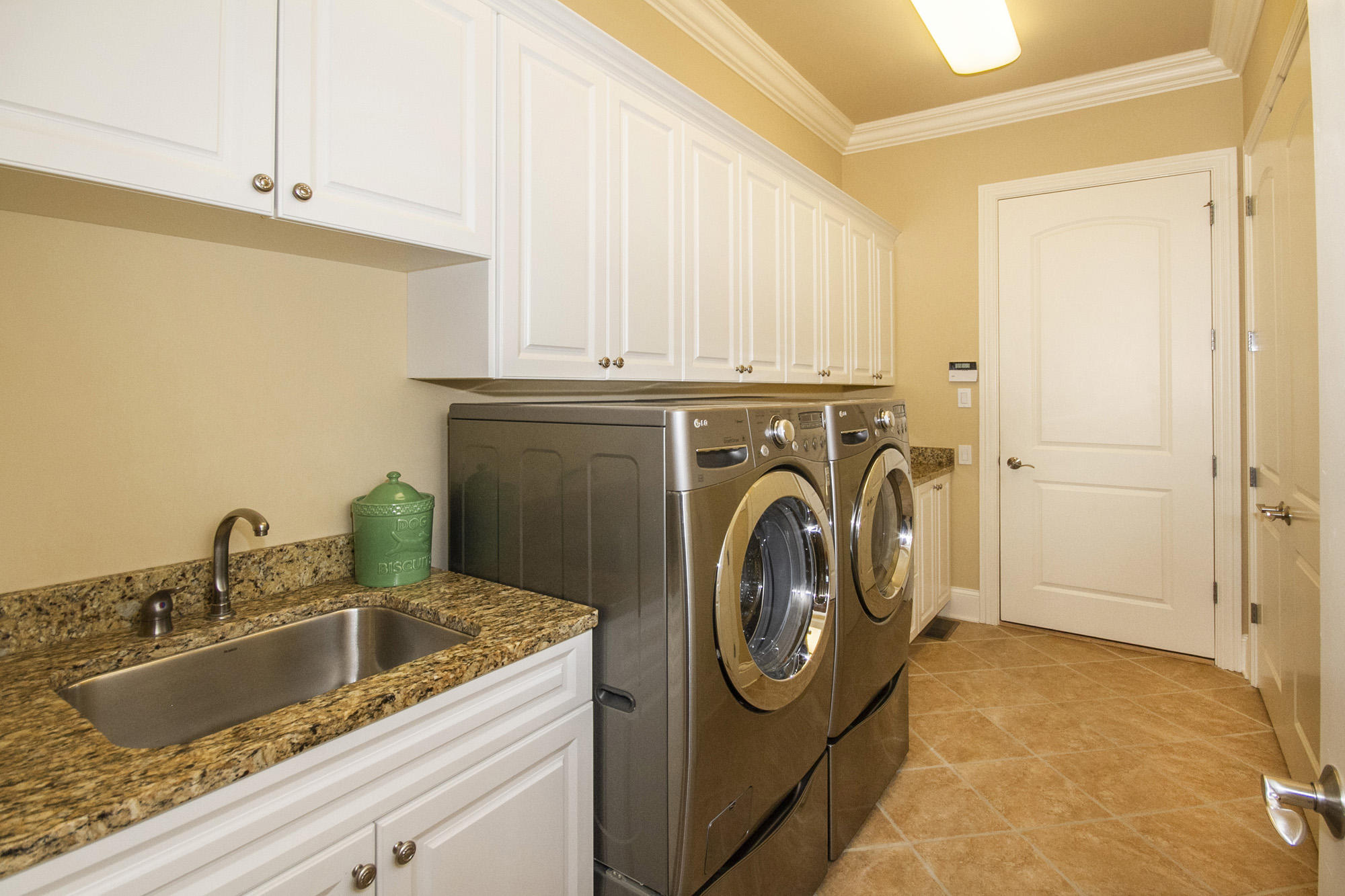12651 Ridgepath Lane Knoxville, TN 37922 - Photo 17 of 39 Laundry room