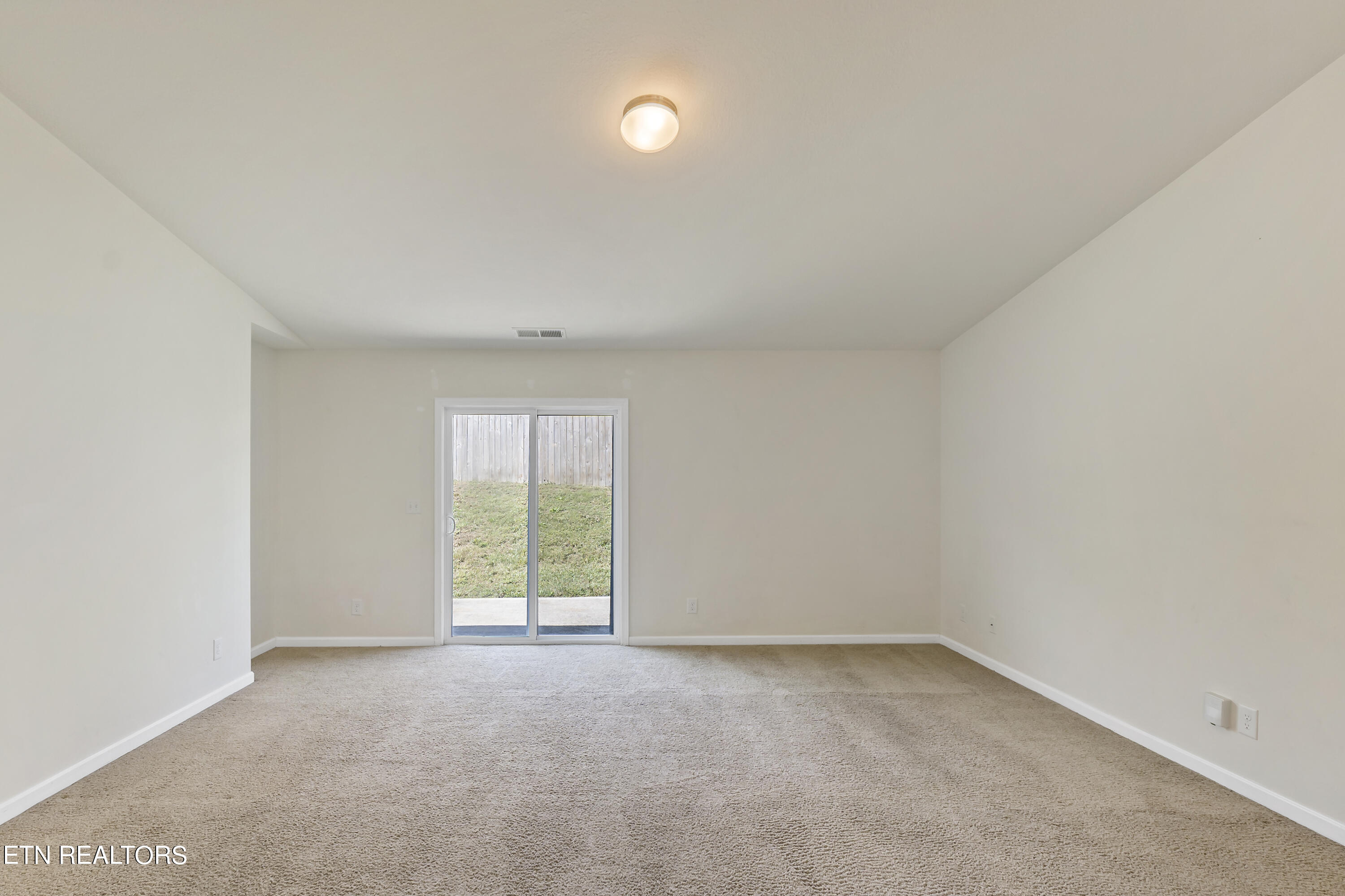 1839 River Poppy Road Mascot, TN 37806 - Photo 8 of 23 Living Room