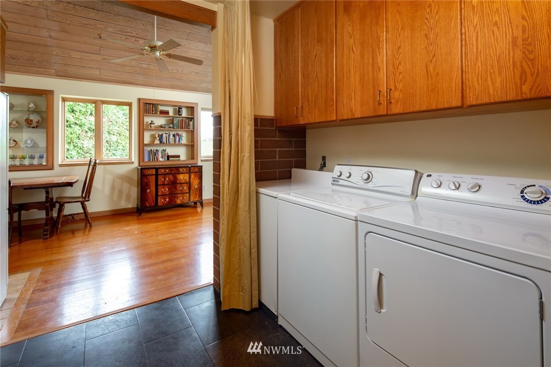 6481 Noon Road Everson, WA 98247 - Photo 15 of 25 a utility room with dryer and washer