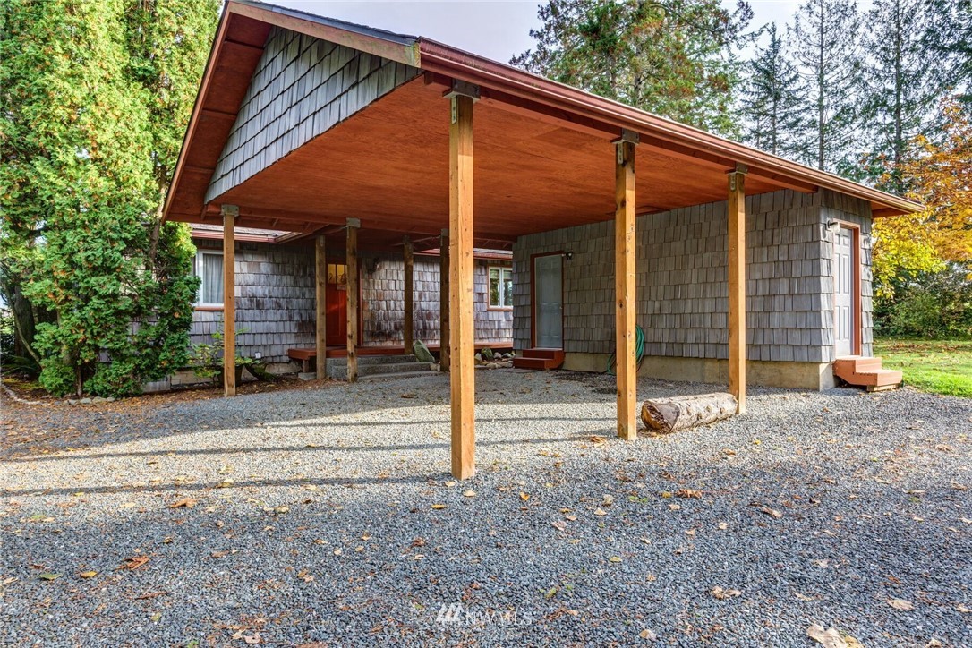 6481 Noon Road Everson, WA 98247 - Photo 4 of 25 a view of a house with backyard and porch