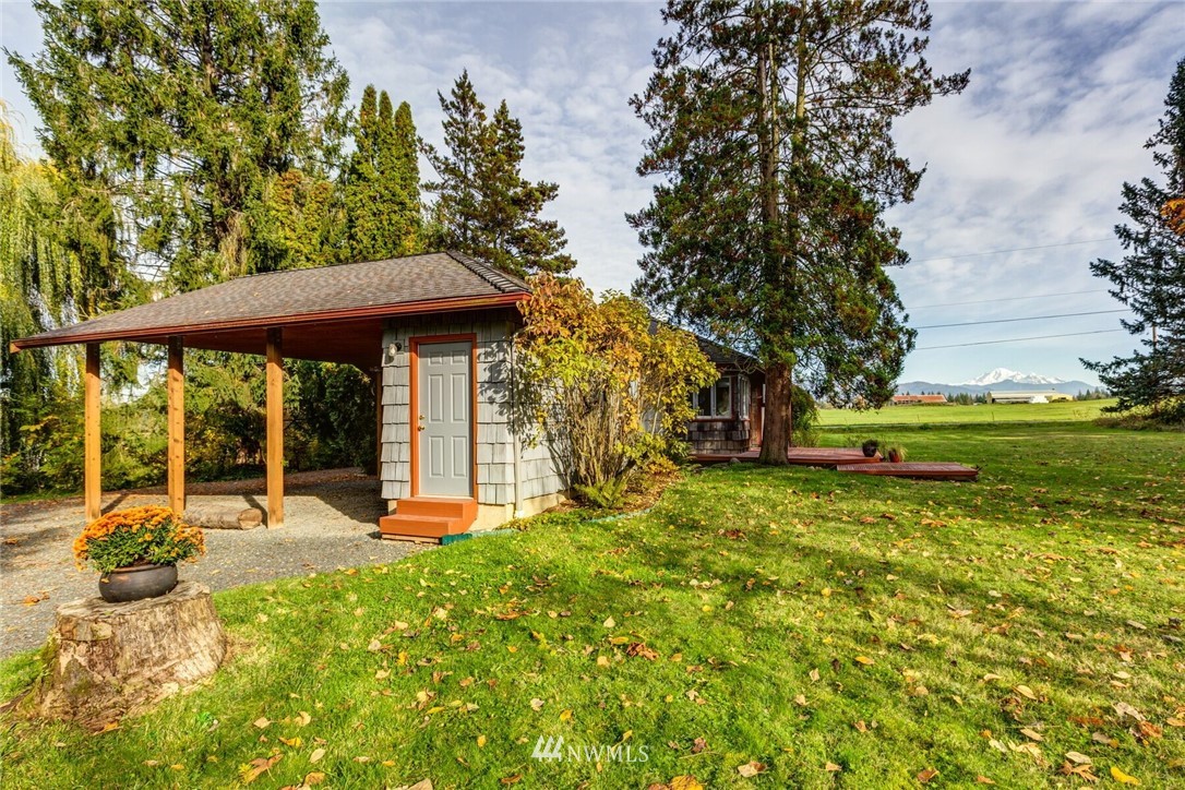 6481 Noon Road Everson, WA 98247 - Photo 5 of 25 a view of a house with backyard and sitting area