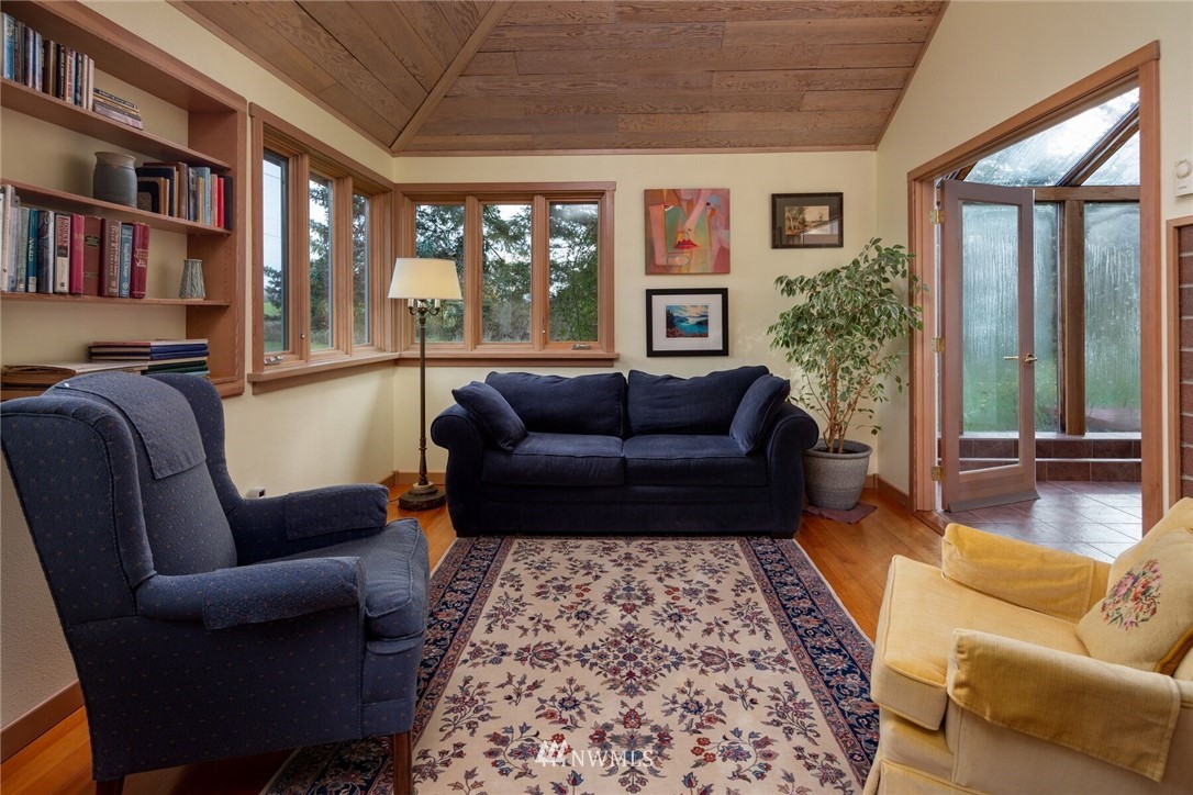 6481 Noon Road Everson, WA 98247 - Photo 10 of 25 a living room with furniture and a couch
