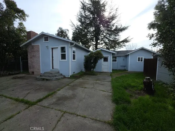 a view of a house with backyard and garden