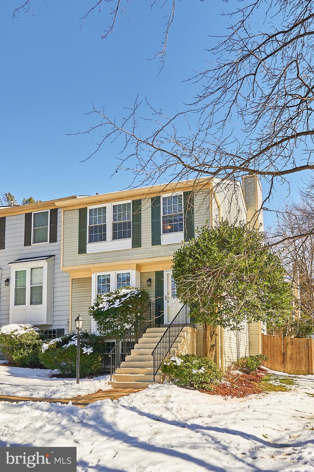 1676 Bayfield Way Reston, VA 20194 - Photo 3 of 30 Beautiful 3 level end-unit townhouse
