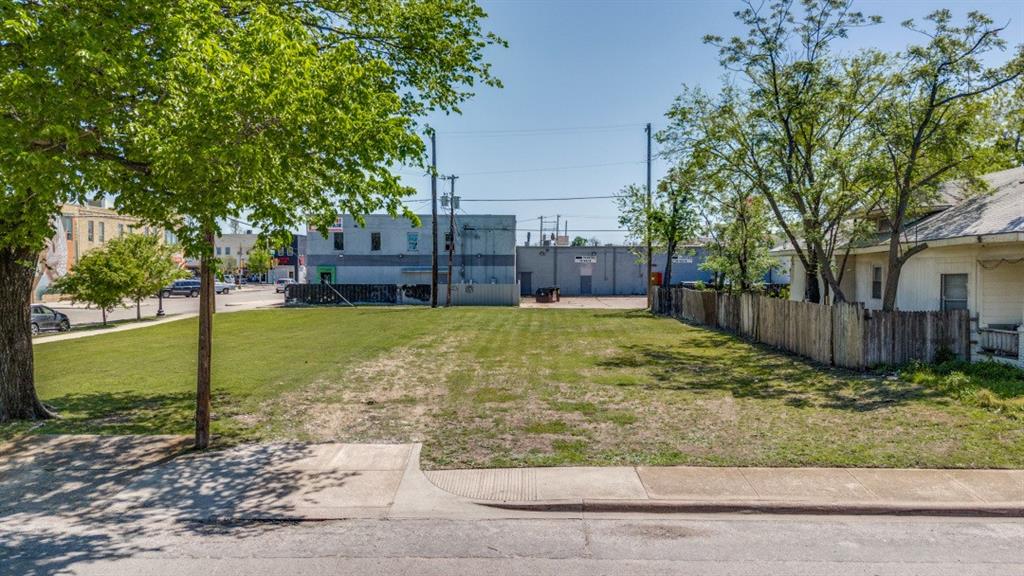 404 Sunset Avenue Dallas, TX 75208 - Photo 2 of 6 a view of a yard with a house