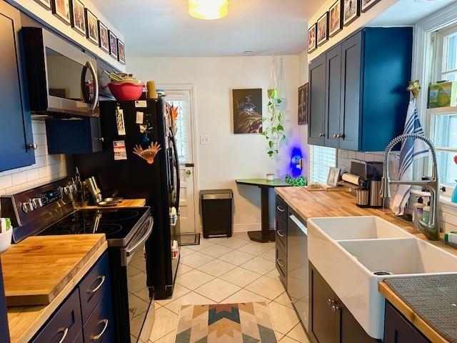 4992 Princeton Road Memphis, TN 38117 - Photo 6 of 13 a kitchen that has a sink and a stove