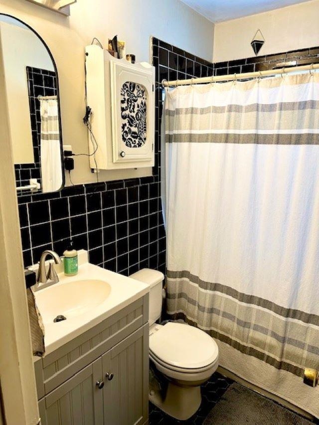 4992 Princeton Road Memphis, TN 38117 - Photo 8 of 13 a bathroom with a sink and a shower curtain