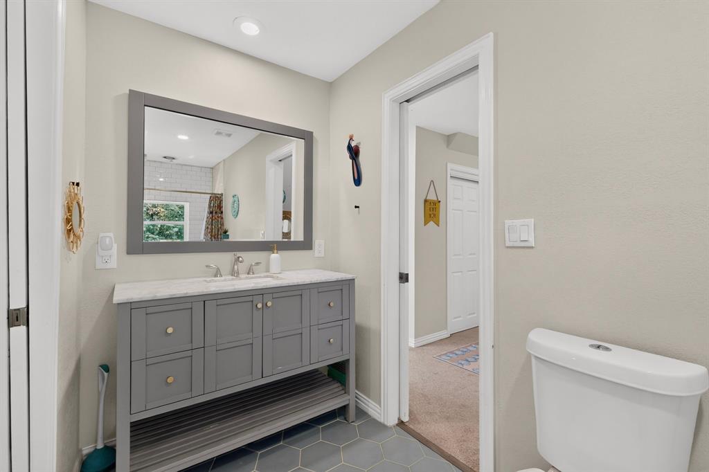 633 Strong Street Dallas, TX 75208 - Photo 23 of 38 Bathroom #3